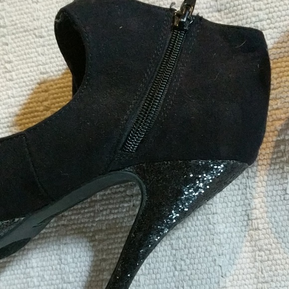 Black Peep Toe Pumps with Bow - Picture 5 of 8